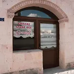 Stone Age Homestay *